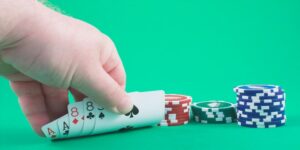 Đưa ra chiến thuật cược, tố Poker hợp lý để giành chiến thắng