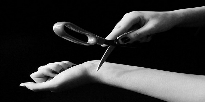 Tự sát bằng dao kéo