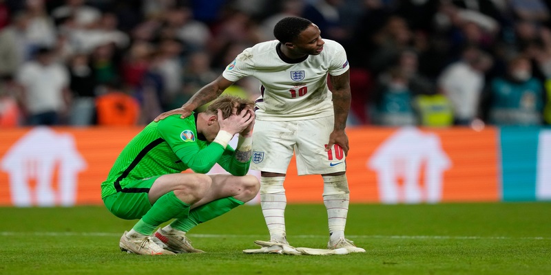 Mơ đá bóng đánh con gì? Mơ thấy đá bóng thua