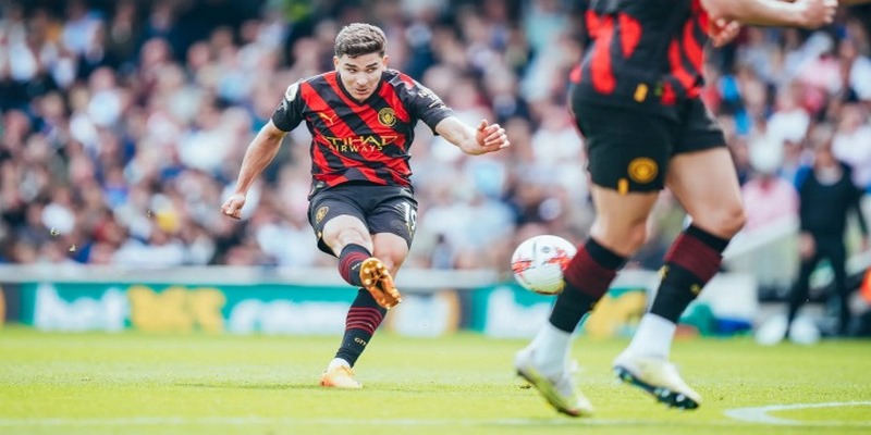 Julian Alvarez được HLV Guardiola khen ngợi