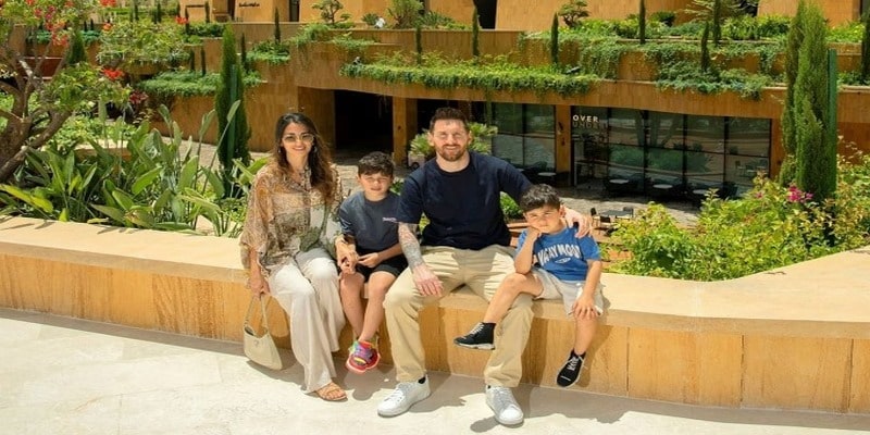 Messi bay sang Arab Saudi cùng gia đình