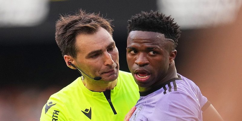 Trọng tài trong sự việc này có đúng khi rút thẻ đỏ cho cầu thủ Brazil?